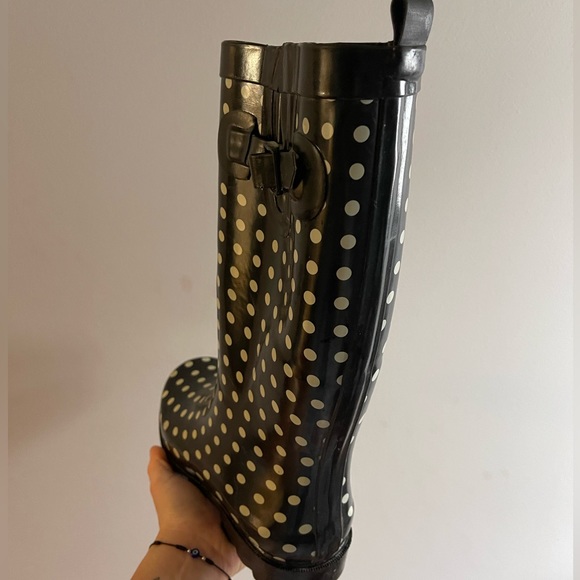 Polka dot rain boots warn twice. - Picture 3 of 4